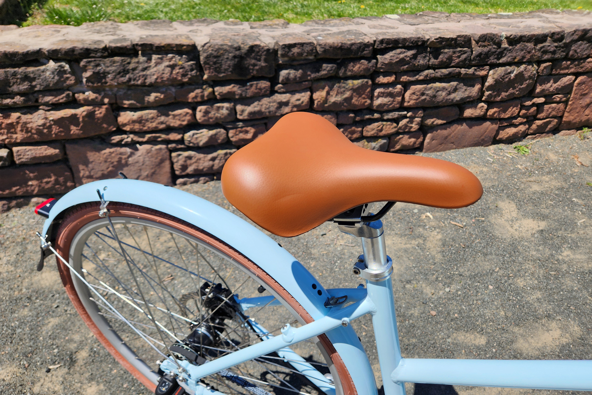 Priority Bicycles e-Classic Plus e-bike comfortably plush saddle.