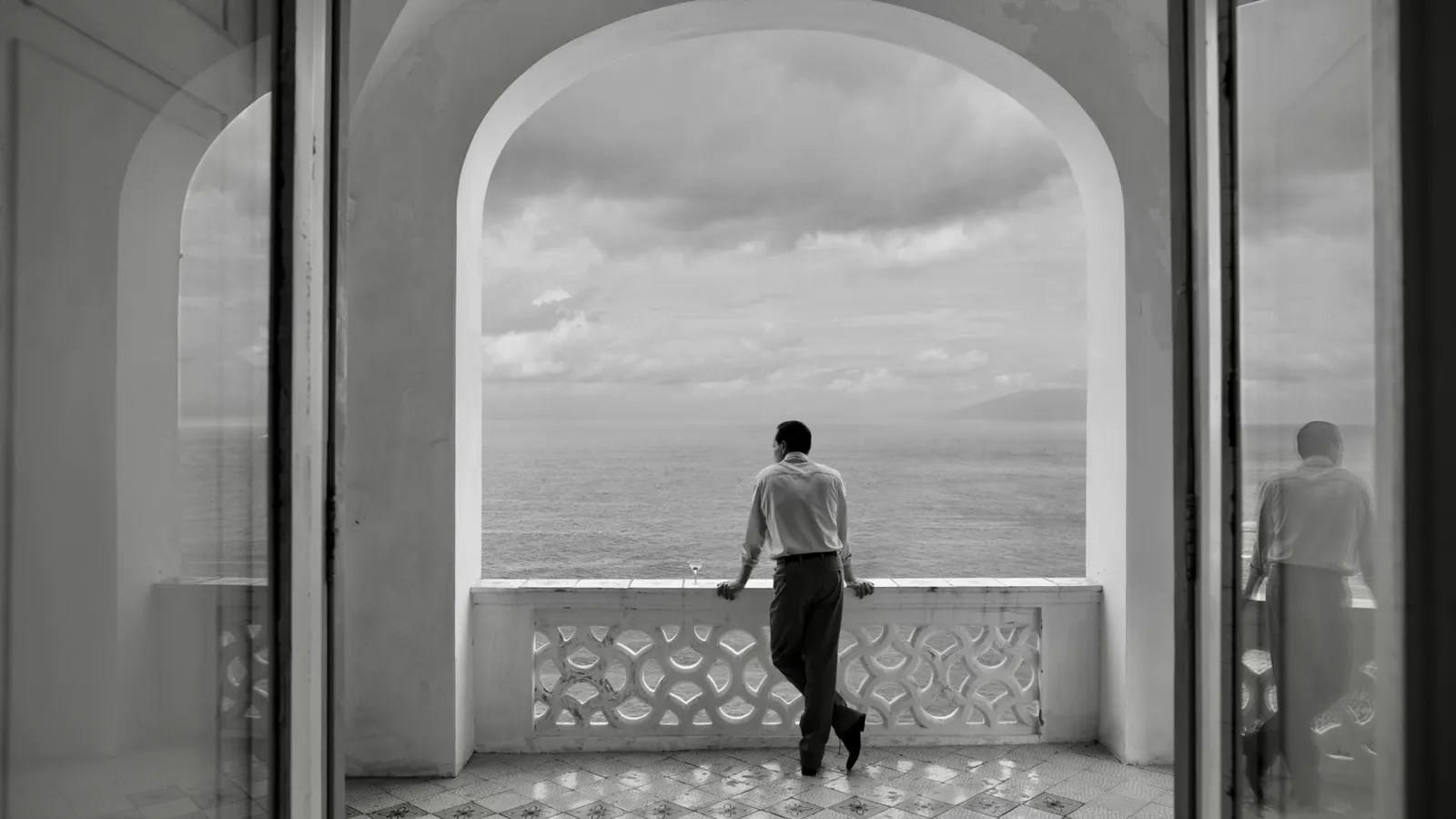 Andrew Scott, Ripley'den siyah beyaz bir fotoğrafta muhteşem okyanus manzarasına bakıyor