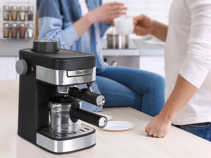 रसोई काउंटर पर सबोली कॉफी मेकर और एस्प्रेसो मशीन।