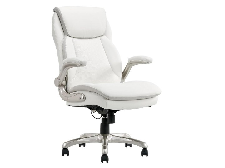 白色背景上的 Serta Smart Layers Brinkley 经理椅。