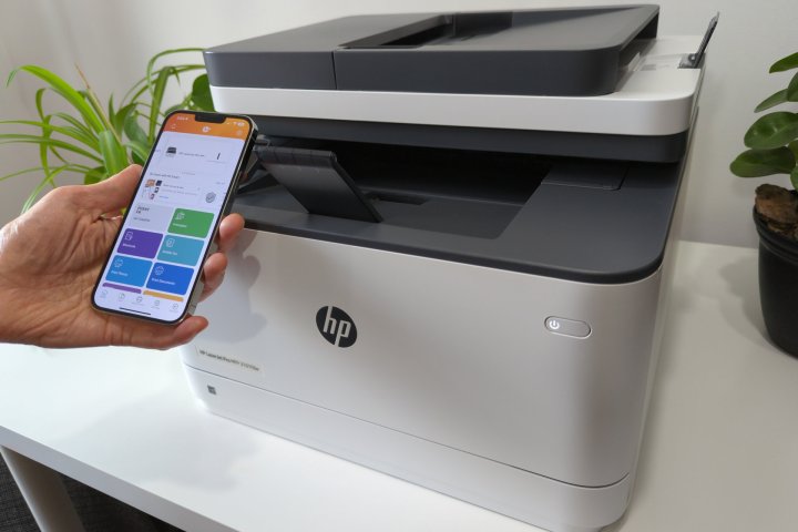 The HP Smart app connects an iPhone to a LaserJet Pro MFP 3101fdw.