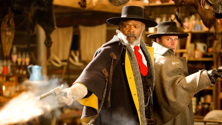 Samuel Jackson como o caçador de recompensas e Walton Goggins como o xerife consecutivos em The Hateful Eight.