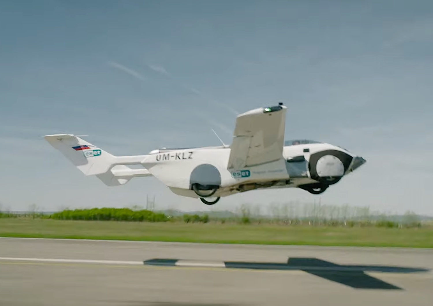 Watch this famous musician fly in a car with wings - Vimarsana News