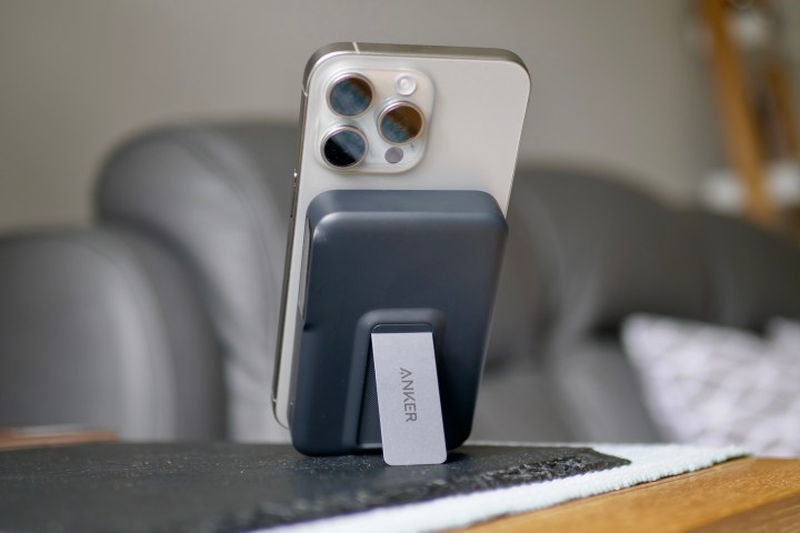 El iPhone 15 Pro Max siendo cargado por el Anker MagGo Power Bank.