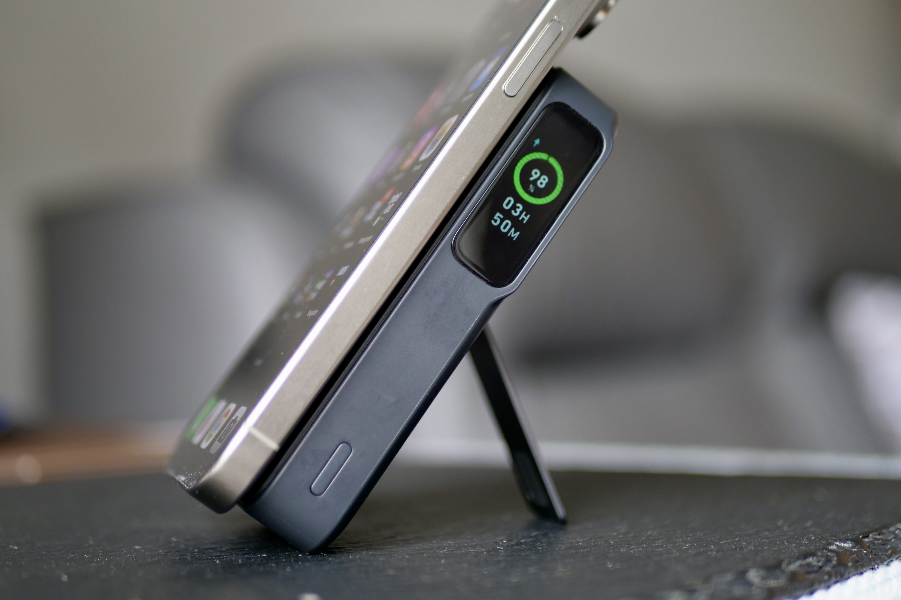 iPhone 15 Pro Max को एंकर मैगगो पावर बैंक द्वारा चार्ज किया जा रहा है।