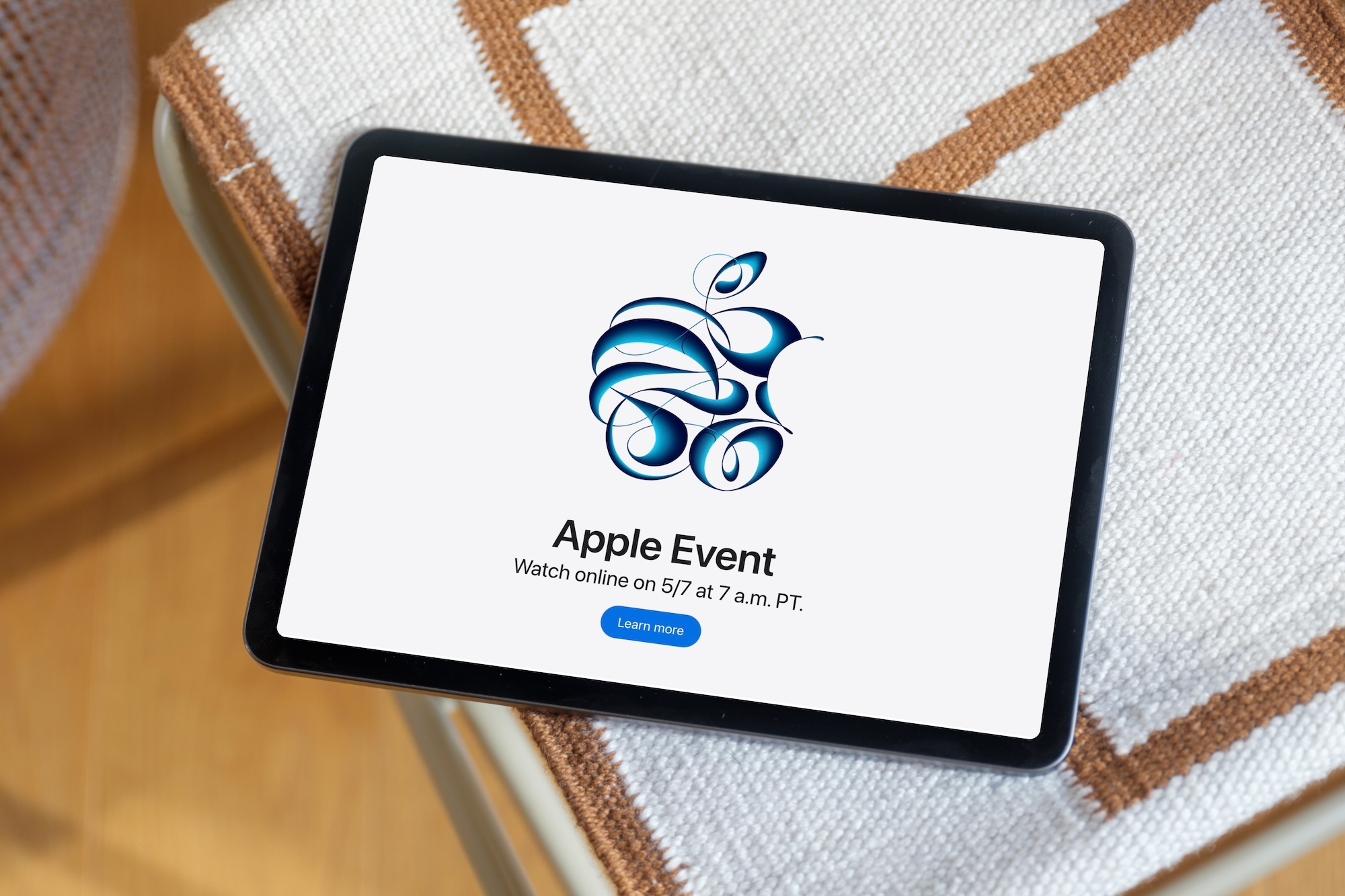 Promoción del evento del 7 de mayo de Apple en el sitio web de Apple, en iPad.