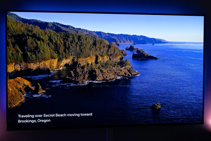 एक Apple TV 4K स्क्रीनसेवर जो ब्रुकिंग्स, ओरेगॉन दिखा रहा है।