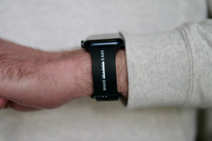 El lateral de la correa de impacto Casefify x Le Sserafim para el Apple Watch Series 9.
