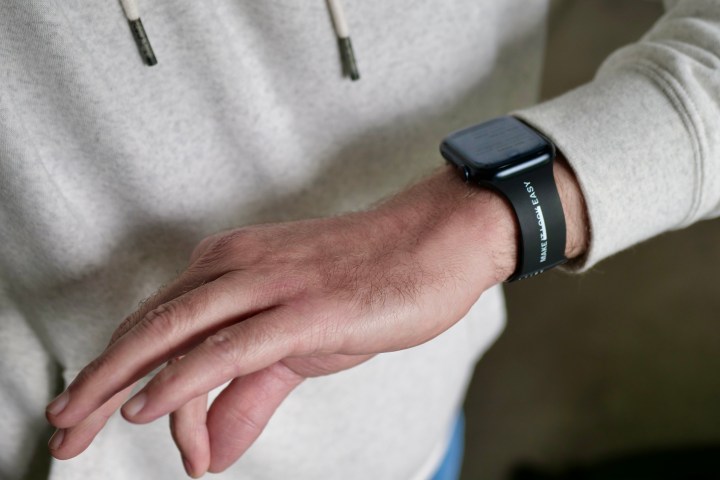 Una persona usando la función Doble toque en el Apple Watch Series 9.