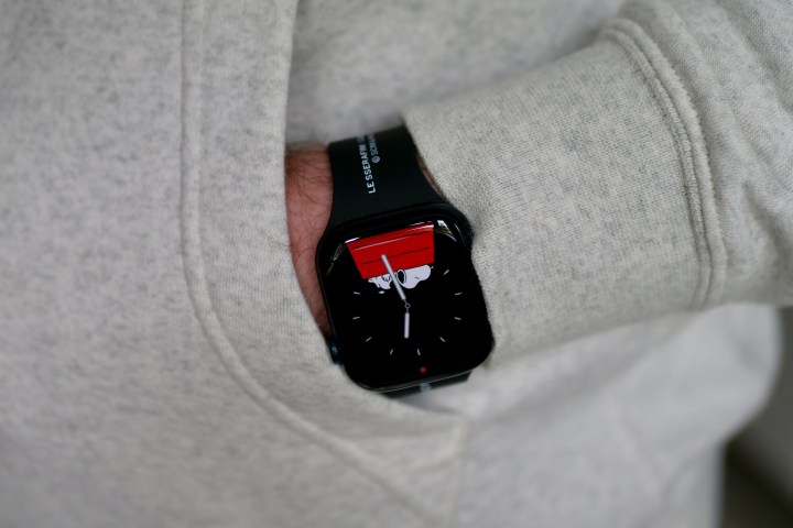 Una persona que lleva el Apple Watch Series 9.
