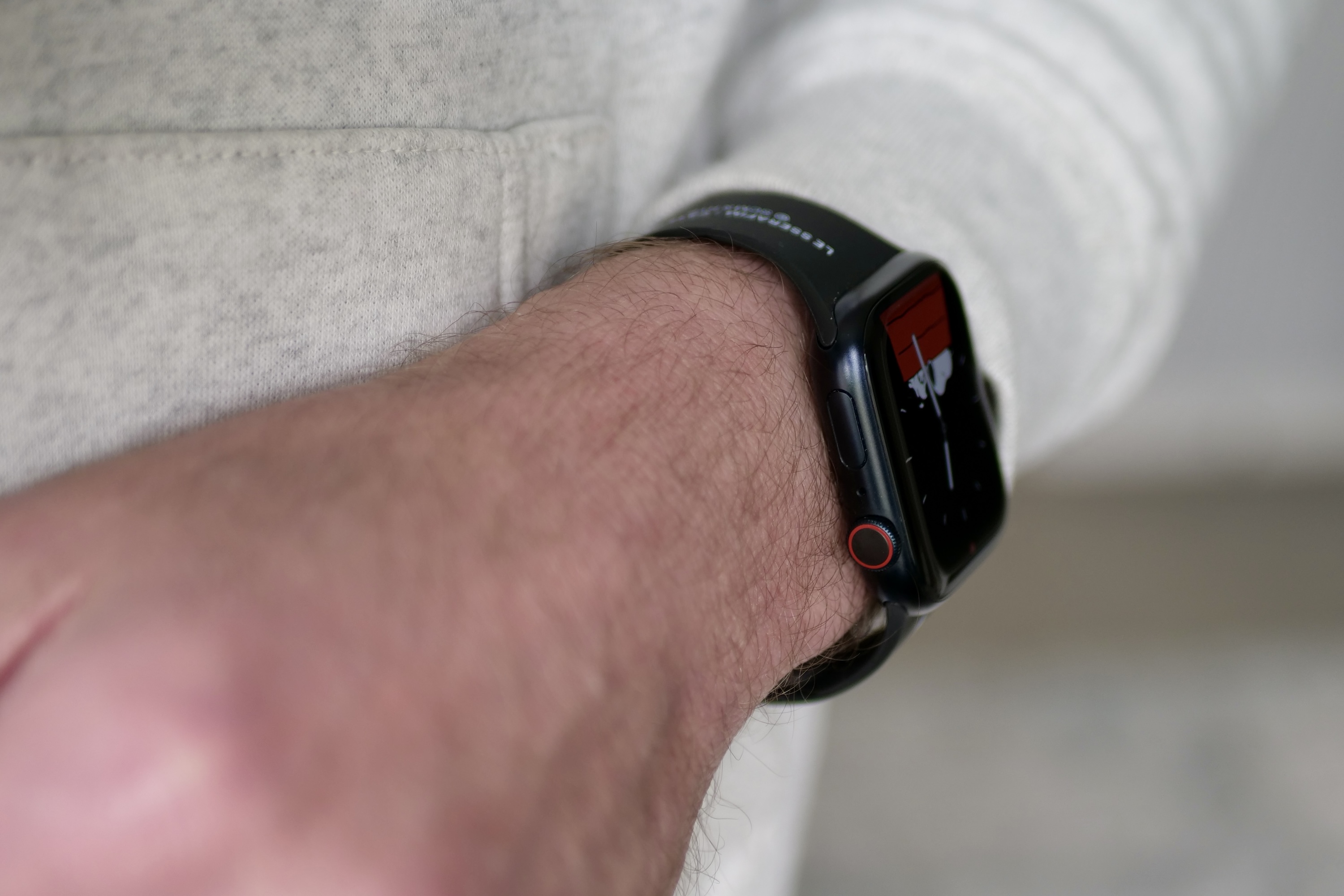 Una persona con el Apple Watch Series 9, visto de lado.