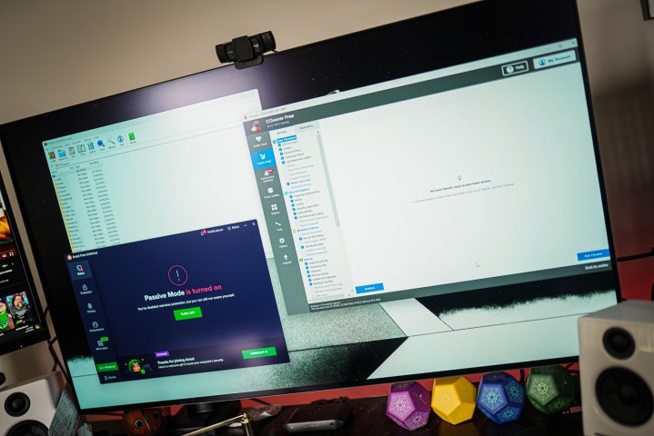 Varias aplicaciones se muestran en el monitor de una PC.