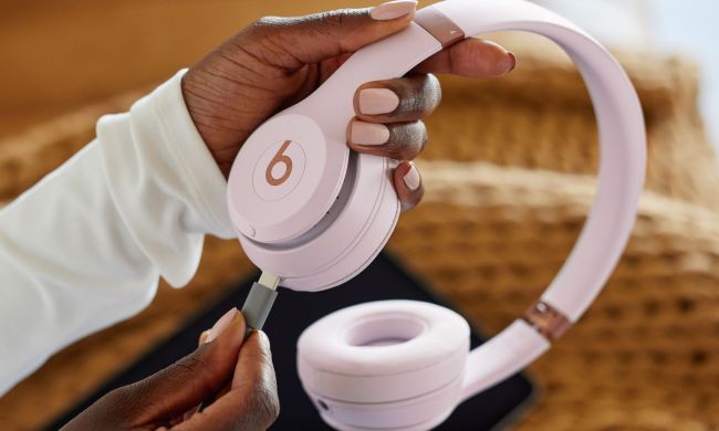 Beats Solo 4 in Cloud Pink.