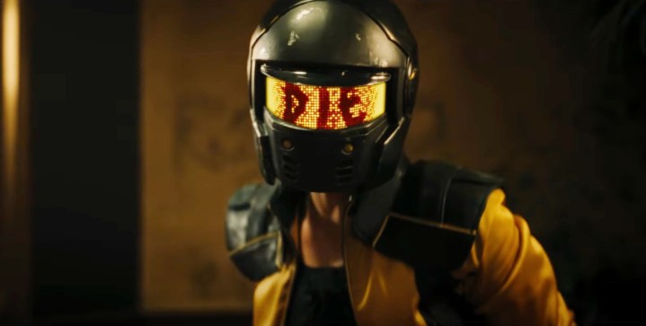 《男孩杀戮世界》中，一名戴着头盔、穿着黄色夹克的女人。