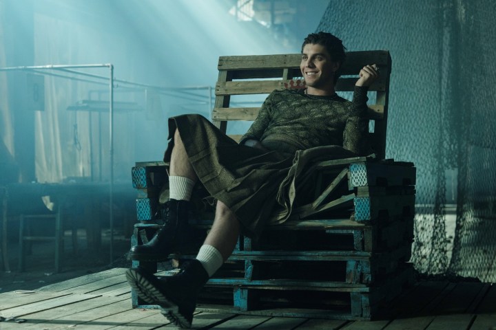 थॉमस द कैट किंग डेड बॉय डिटेक्टिव्स में एक कुर्सी पर बैठता है।