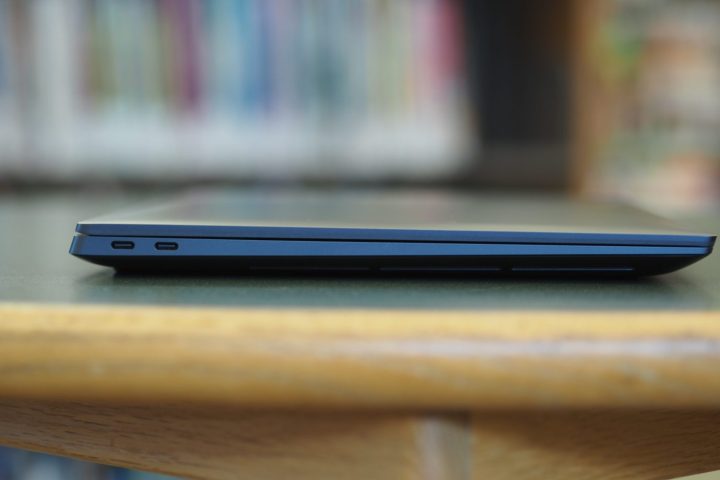 Dell XPS 16 ডান পাশের দৃশ্য পোর্ট দেখাচ্ছে।