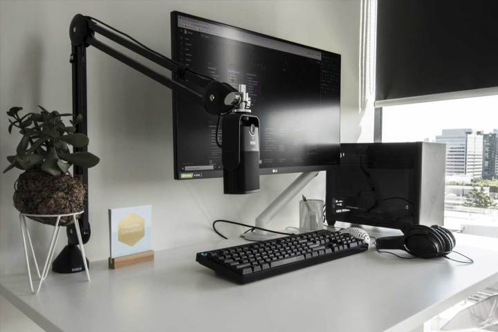 Configuración de escritorio limpia y minimalista.