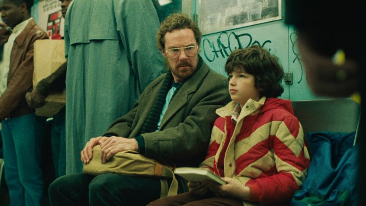 Un hombre y un niño se sientan en un tren subterráneo en Eric.