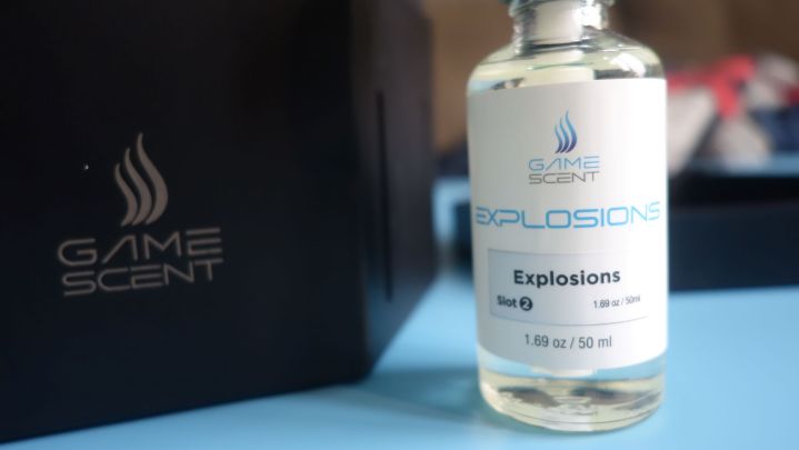 Um frasco de perfume Explosão está sobre uma mesa.