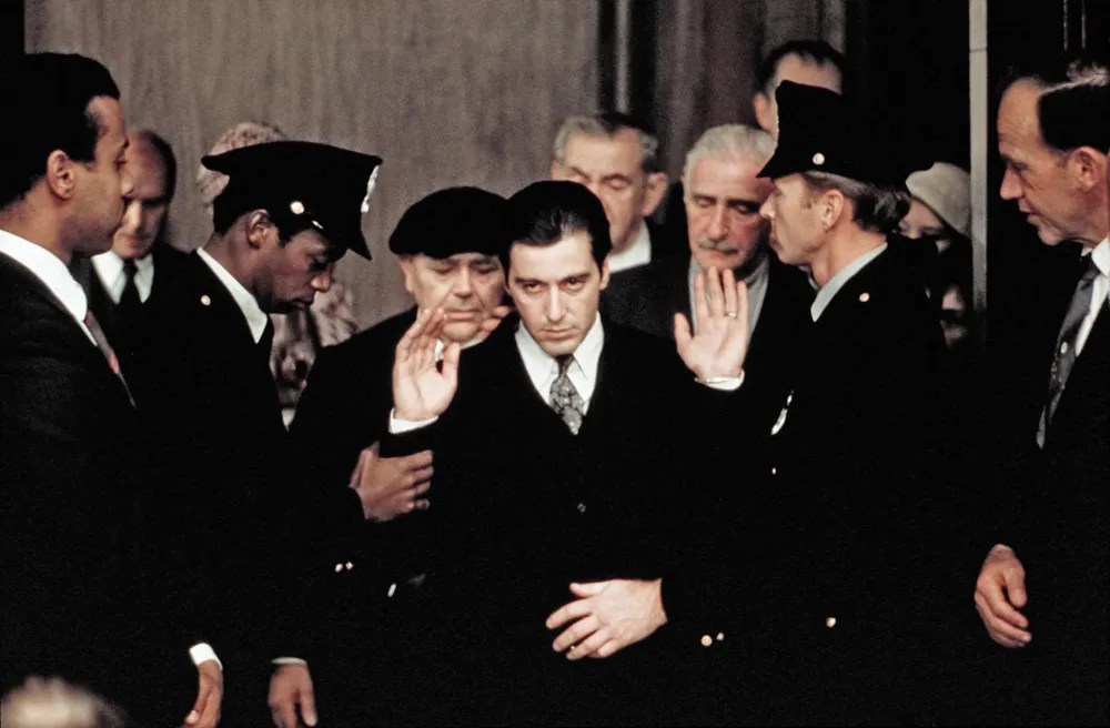 Al Pacino como Michael Corleone preparándose para testificar ante el Congreso en El Padrino Parte II.