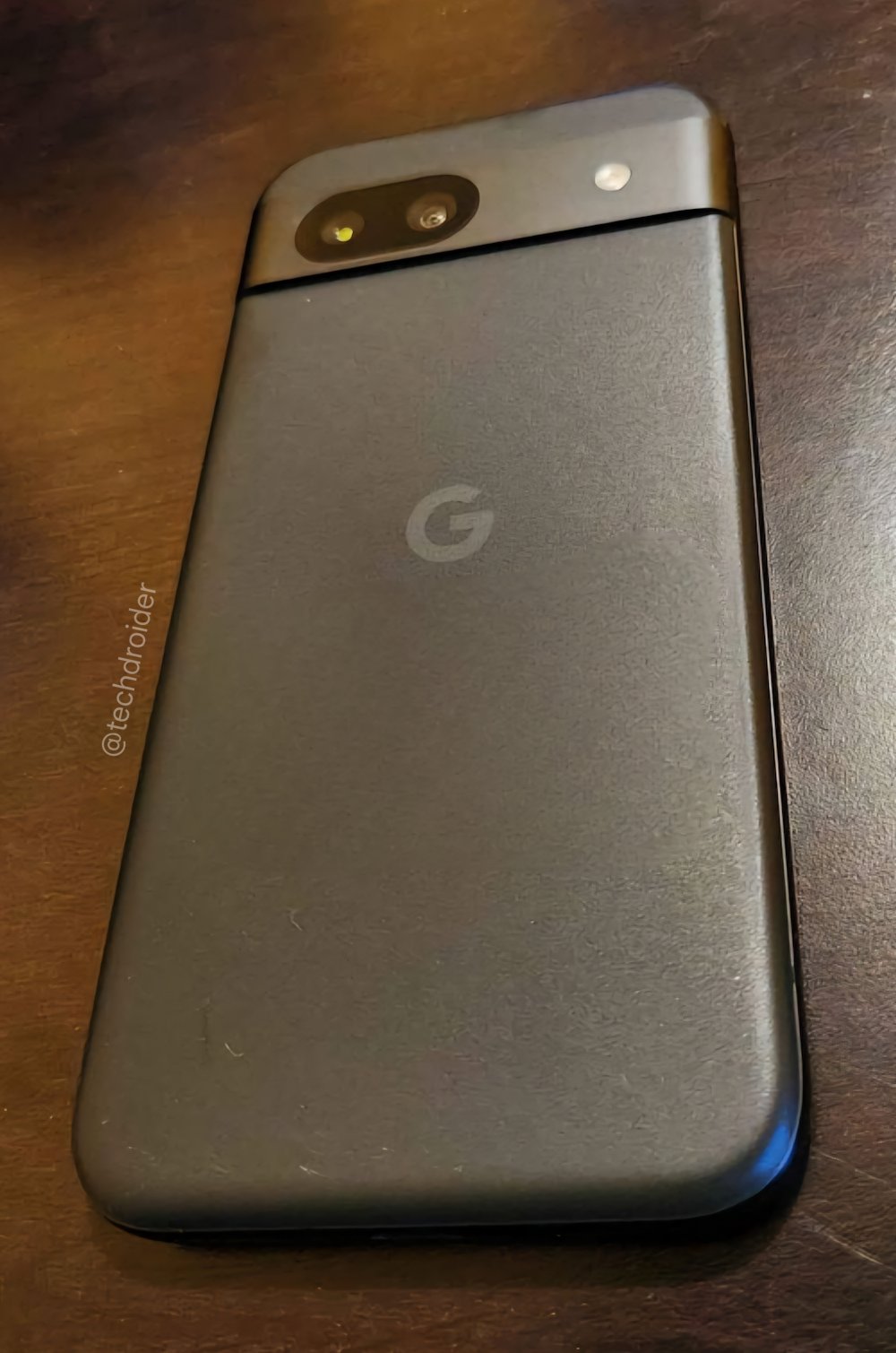 Una foto práctica del Google Pixel 8a, que muestra la parte posterior del teléfono.