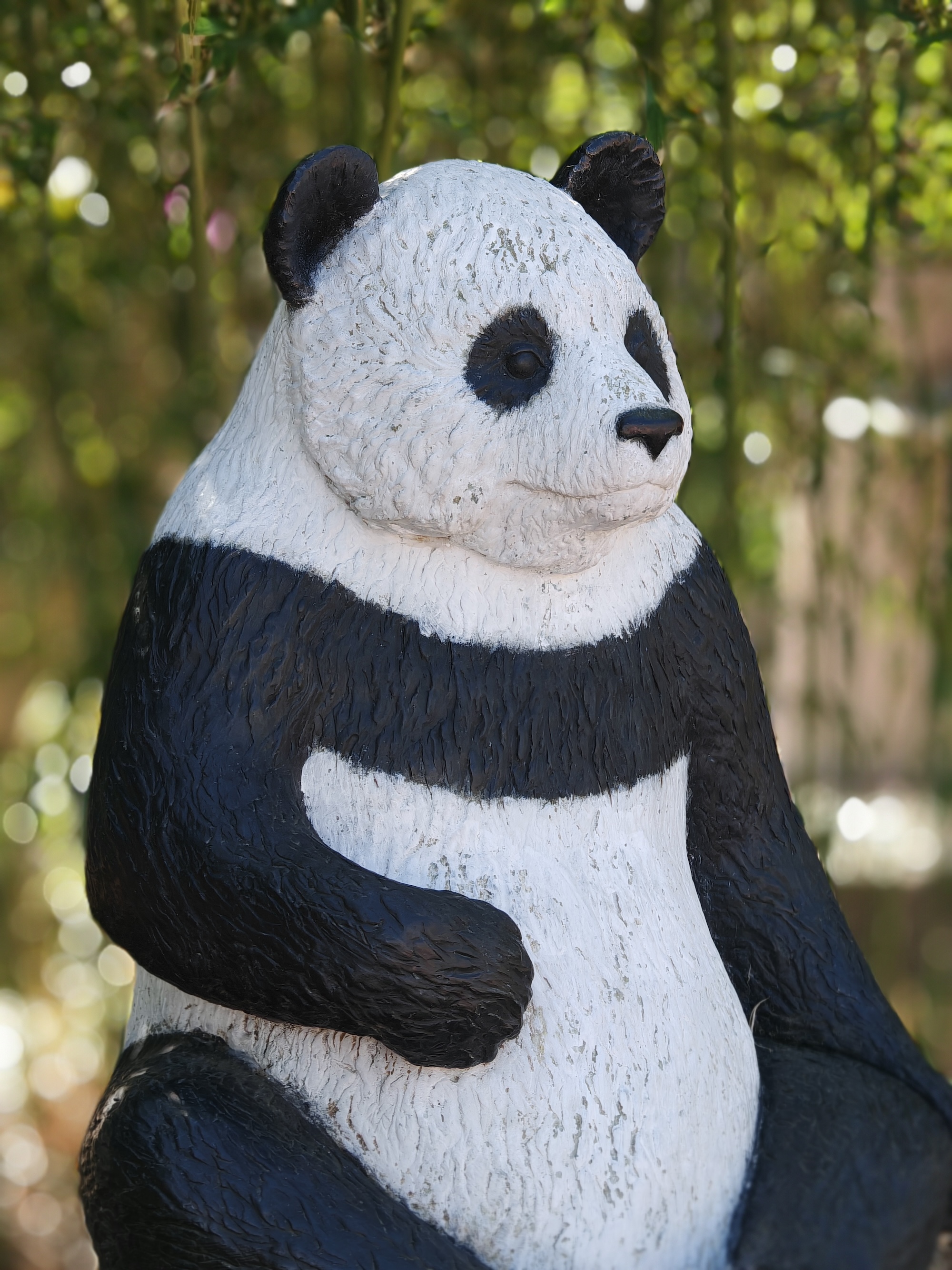 Una foto de una escultura de panda, tomada con el Honor Magic 6 RSR.