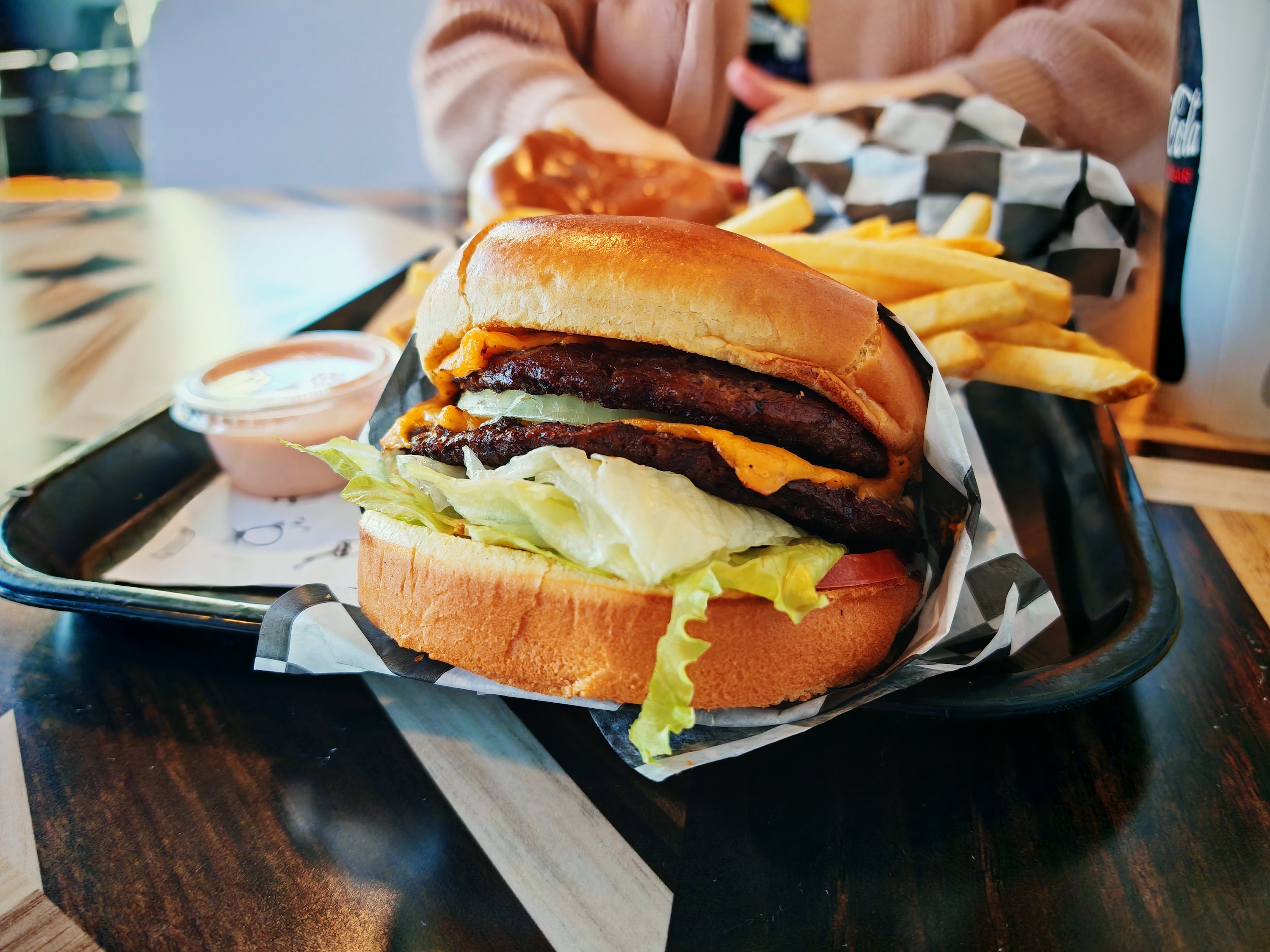 Una foto de una hamburguesa con queso, tomada con el Honor Magic 6 RSR.