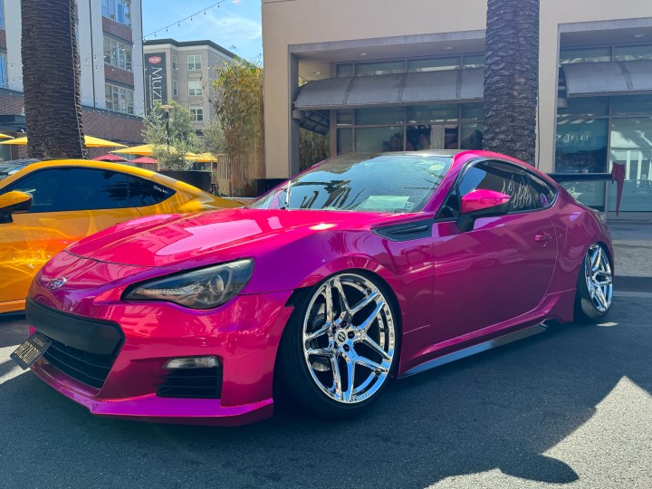 Subaru de color rosa intenso.