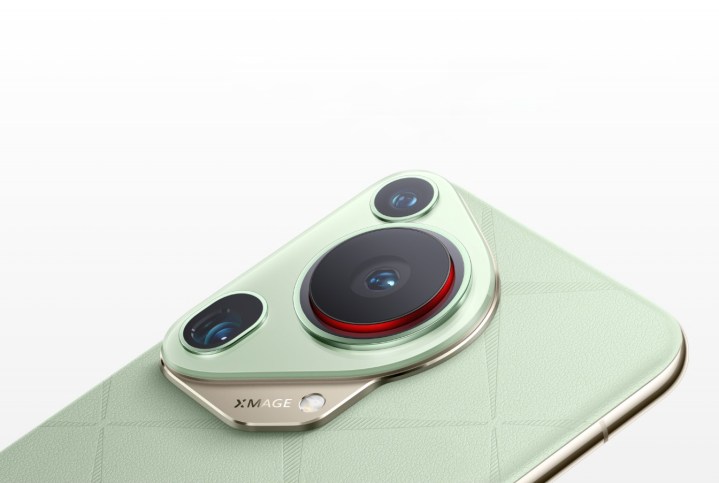 Huawei Pura 70 Ultra چرم سبز و روکش فلزی طلایی.