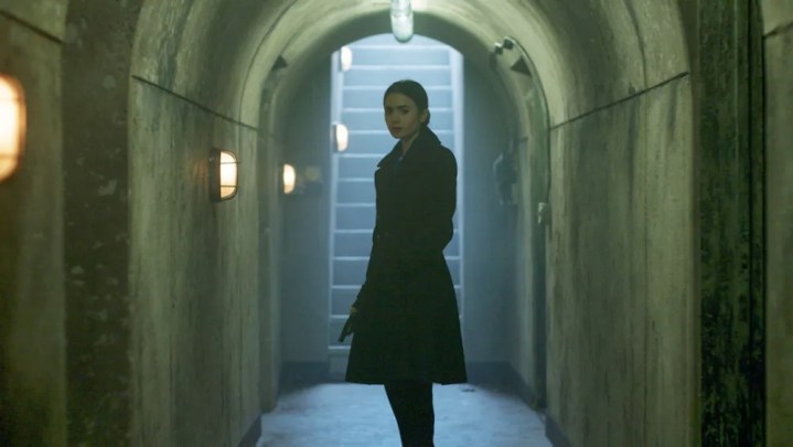 《继承》中，一个女人站在隧道里。