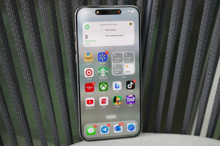 直立放置的 iPhone 15 Pro Max，显示其主屏幕之一。