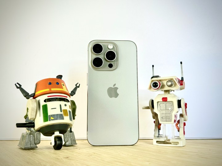 iPhone 15 Pro de titanio natural con droides Chopper y BD-1 a su alrededor.