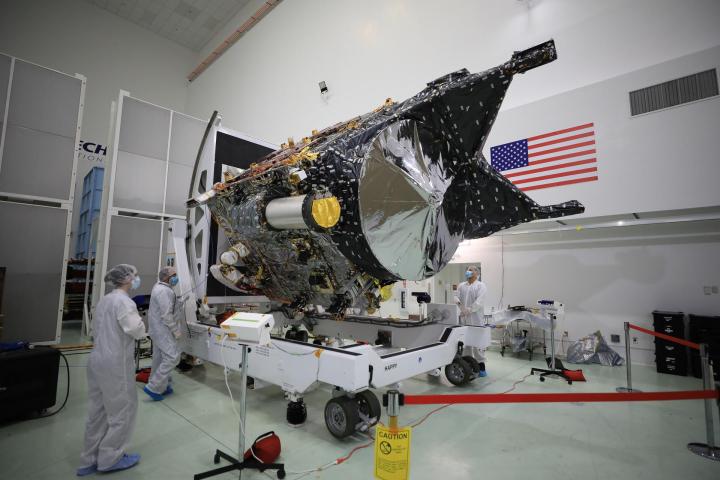2022 年 12 月 8 日，NASA 的 Psyche 航天器在佛罗里达州肯尼迪航天中心附近的 Astrotech 太空运营设施的洁净室中展示。可以看到 DSOC 的金顶飞行激光收发器位于航天器的中心附近，连接在航天器上。