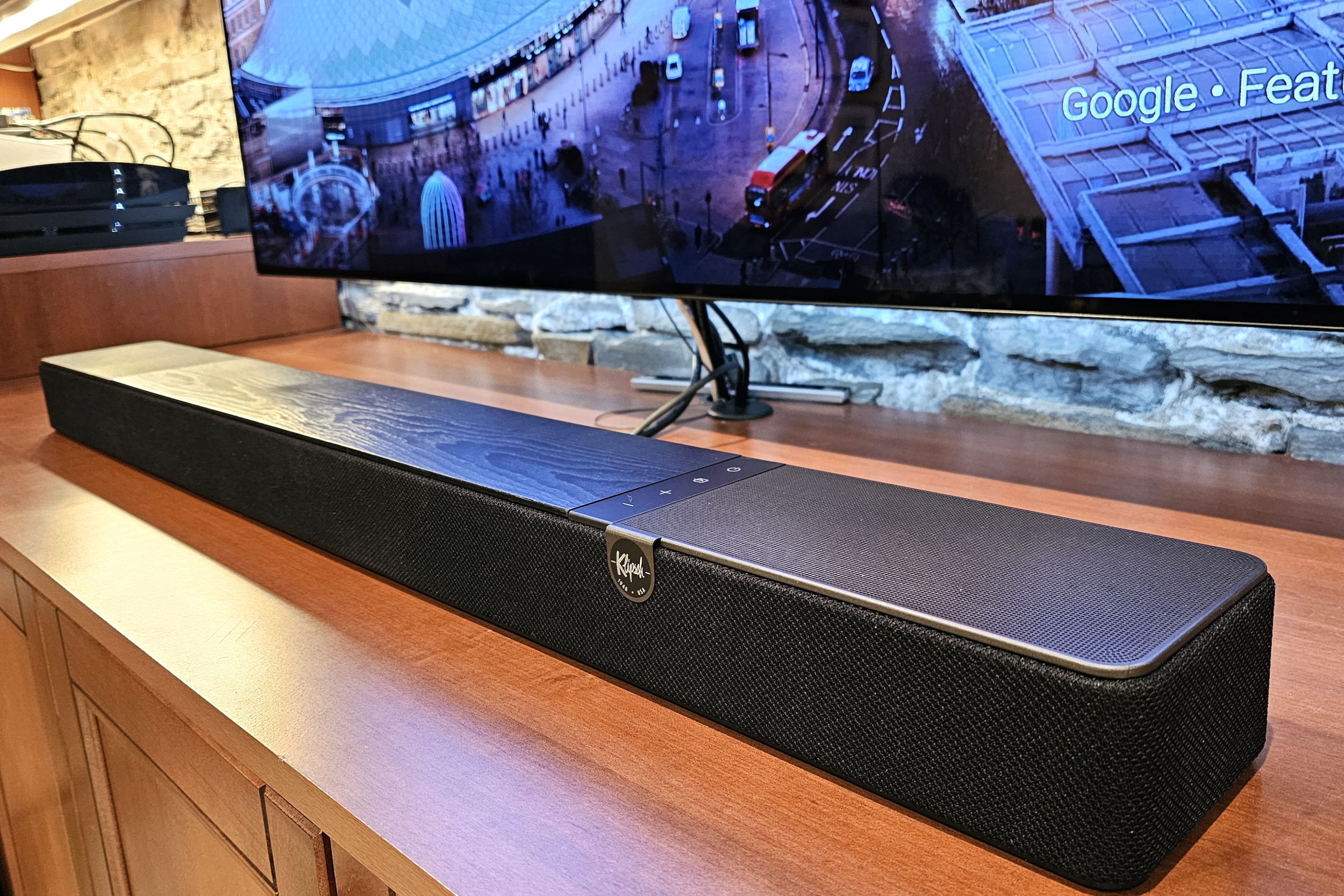 Visão angular do Klipsch Flexus Core 200 na frente de uma TV de 65 polegadas.
