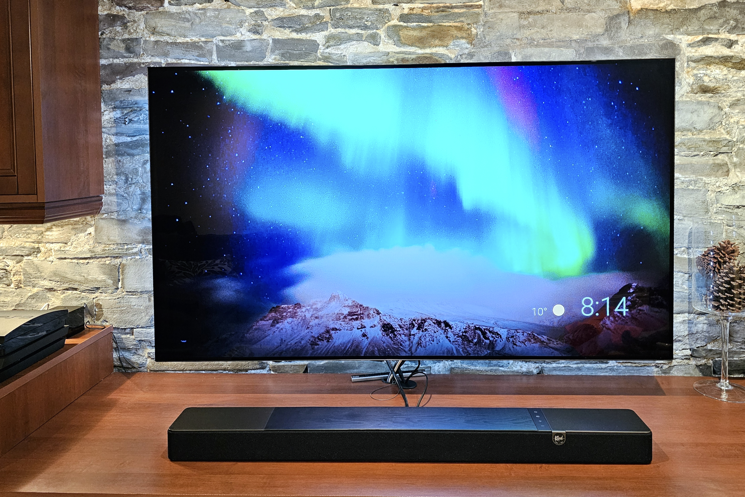 Klipsch Flexus Core 200 na frente de uma TV de 65 polegadas.