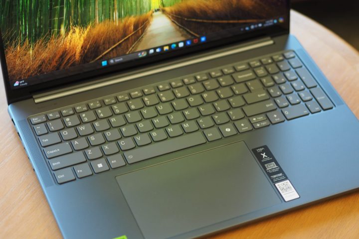 联想 Yoga Pro 9i 16 俯视图显示键盘和触摸板。