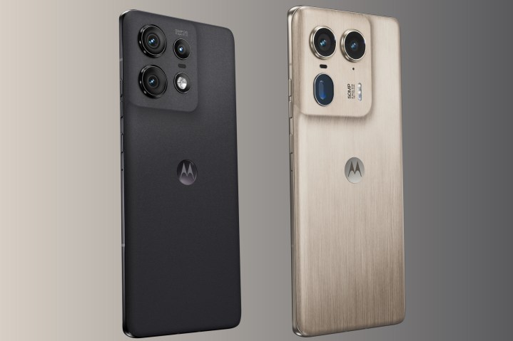 El Motorola Edge 50 Pro y el Motorola Edge 50 Ultra uno al lado del otro.