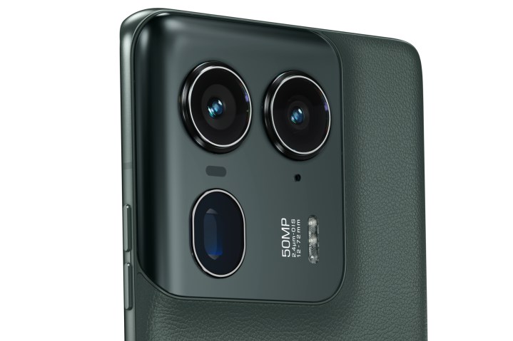 Un primer plano de la cámara del Motorola Edge 50 Ultra.