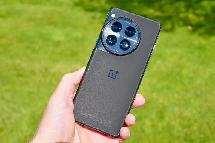 شخصی که OnePlus 12 در دست دارد.