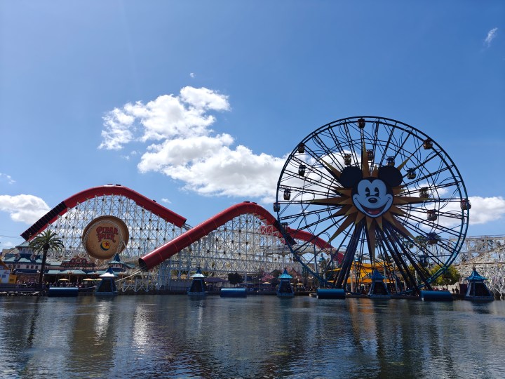 Disney California Adventure এর Pixar Pier ওয়াটারফ্রন্ট OnePlus 12 প্রধান ক্যামেরা দিয়ে তোলা।