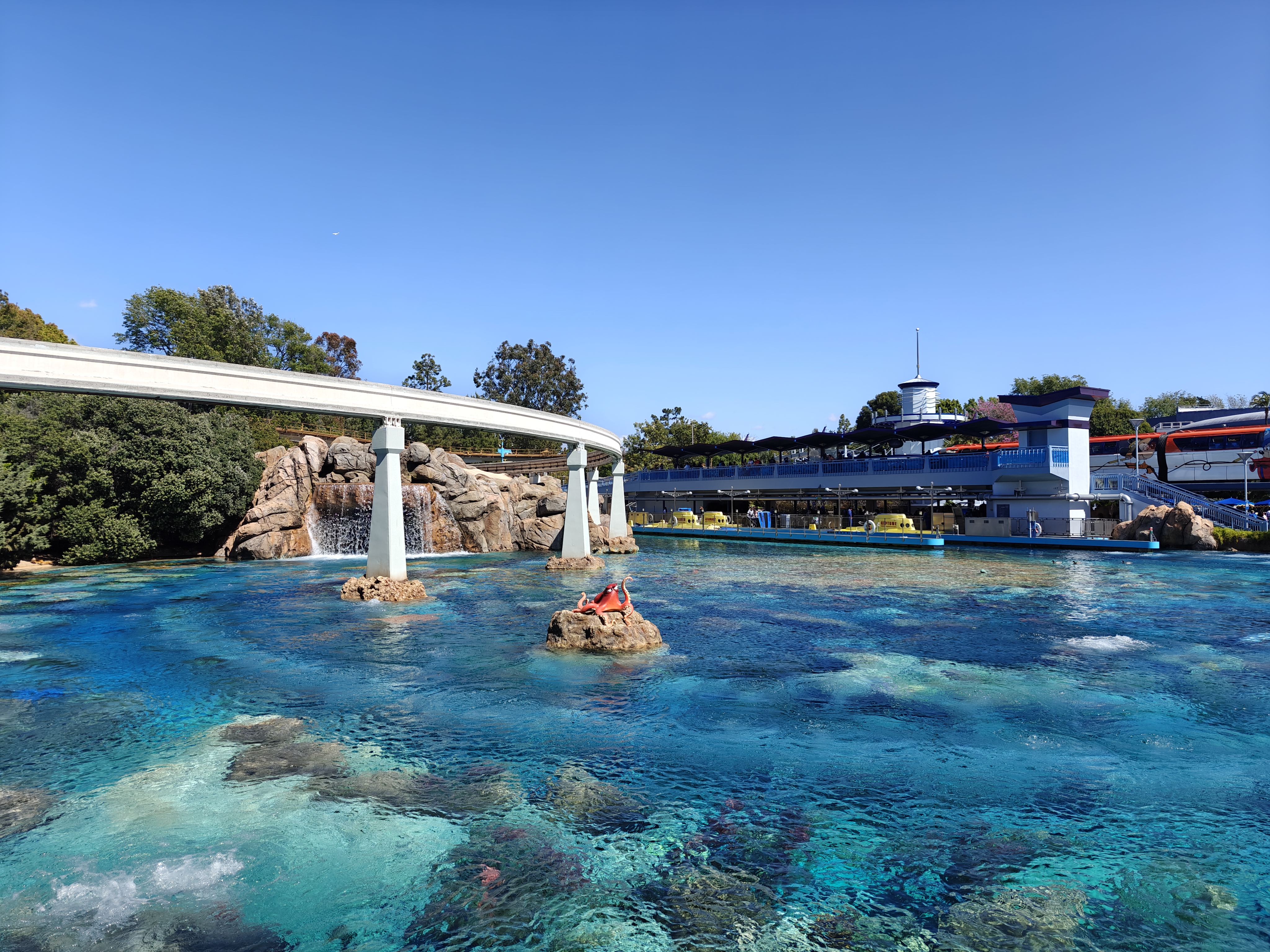 Finding Nemo submarines at Disneyland taken with the OnePlus 12 main camera.