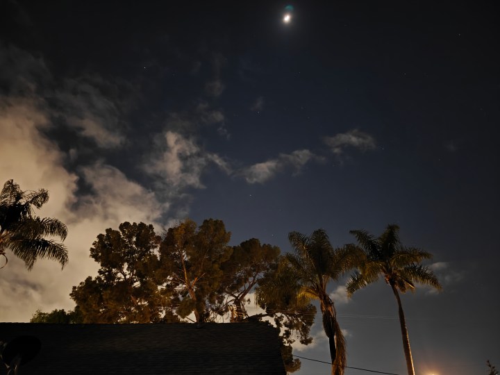 使用 OnePlus 12 主摄像头夜间模式拍摄的夜空。