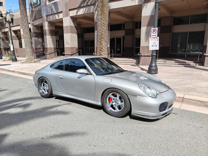 OnePlus 12R প্রধান ক্যামেরার সাথে নেওয়া একটি Porsche।