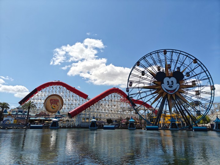 Disney California Adventure Pixar Pier ওয়াটারফ্রন্ট OnePlus 12R প্রধান ক্যামেরা দিয়ে তোলা।