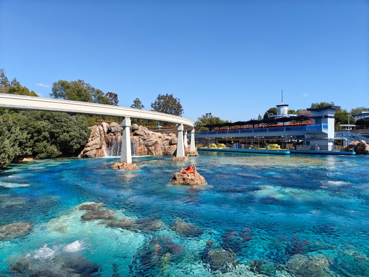 使用 OnePlus 12R 主摄像头在迪士尼乐园拍摄的《海底总动员》潜艇。
