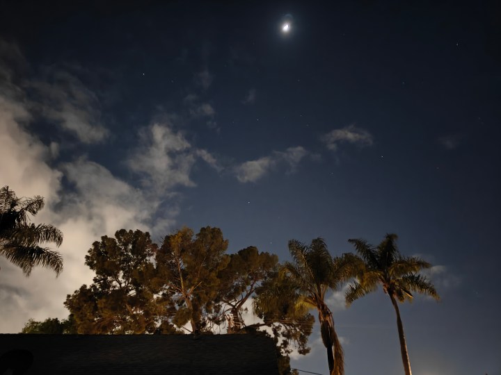 使用 OnePlus 12R 主摄像头夜间模式拍摄的夜空。