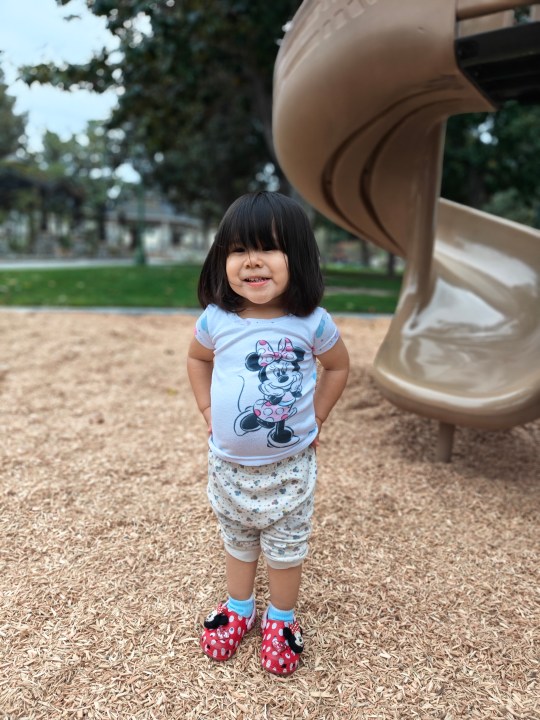 使用 OnePlus 12R 拍摄的幼儿肖像。