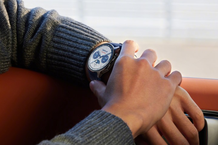 تصویر مطبوعاتی OnePlus Watch 2 Nordic Blue Edition.