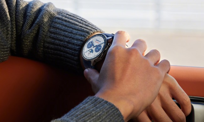 A press image of the OnePlus Watch 2 Nordic Blue edition.