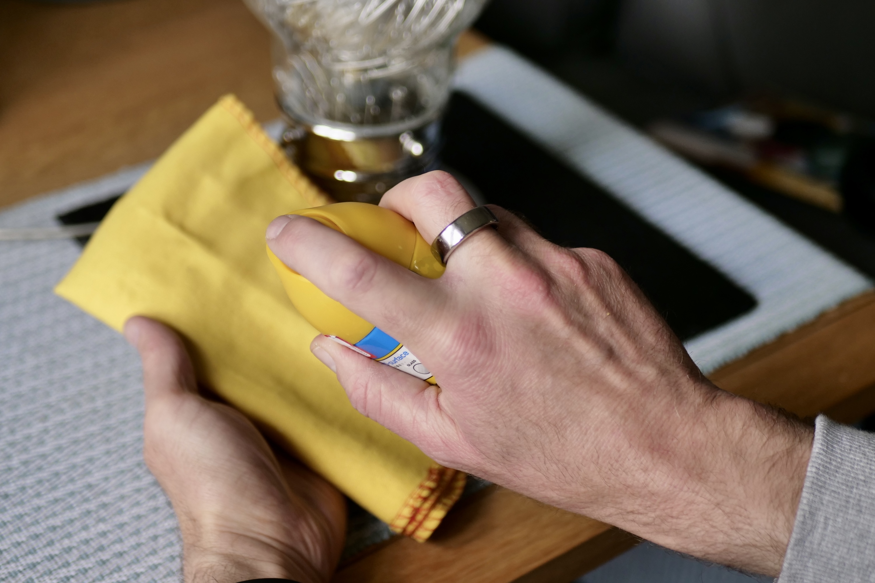 فردی که انگشتر هوشمند اورا رینگ به دست دارد.
